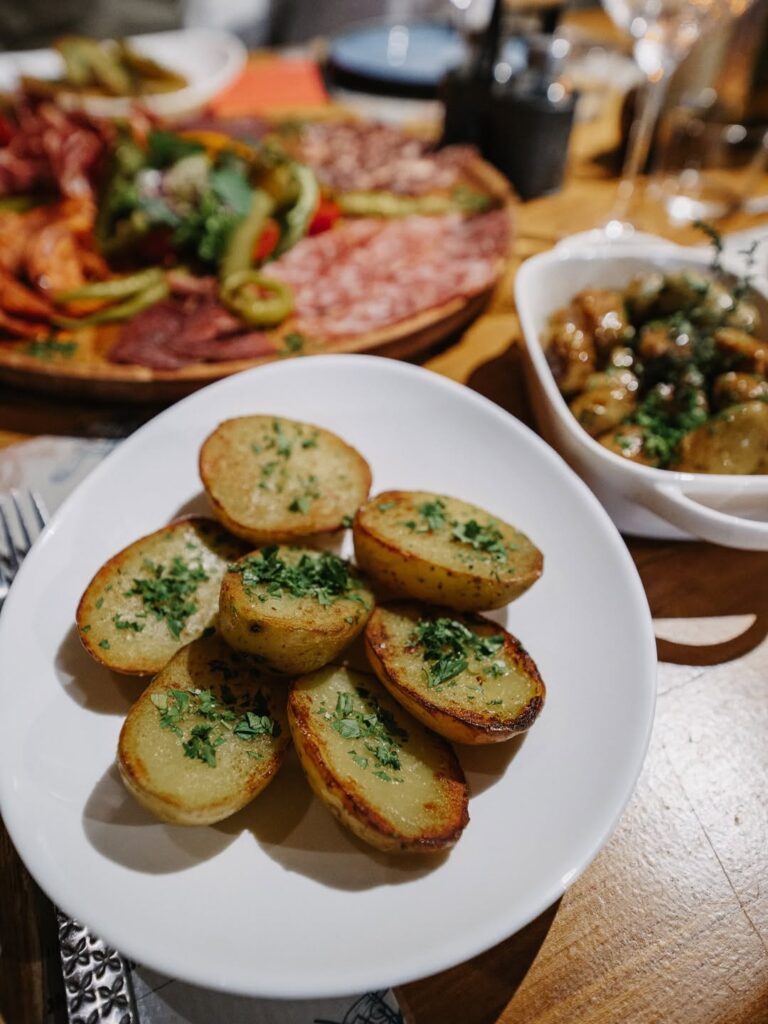 Assiette de pomme-de-terre et persillade d'un restaurant de type cuisine française de montagne à Arras-en-Lavedan près de Pau