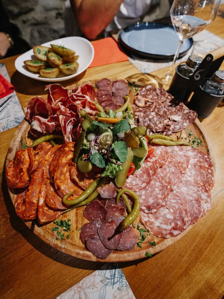 Assiette gourmande de charcuterie pour raclette d'un restaurant de type cuisine française de montagne à Arras-en-Lavedan près de Pau