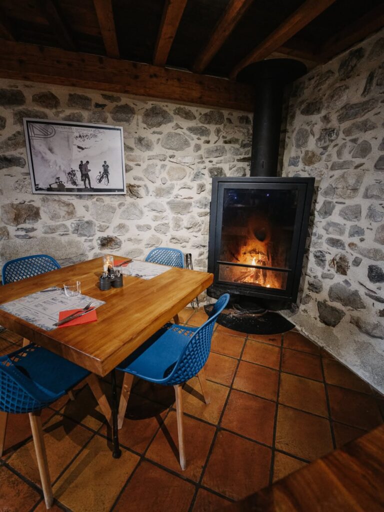 Cheminée qui crépite d'un restaurant de type cuisine française de montagne à Arras-en-Lavedan près de Pau