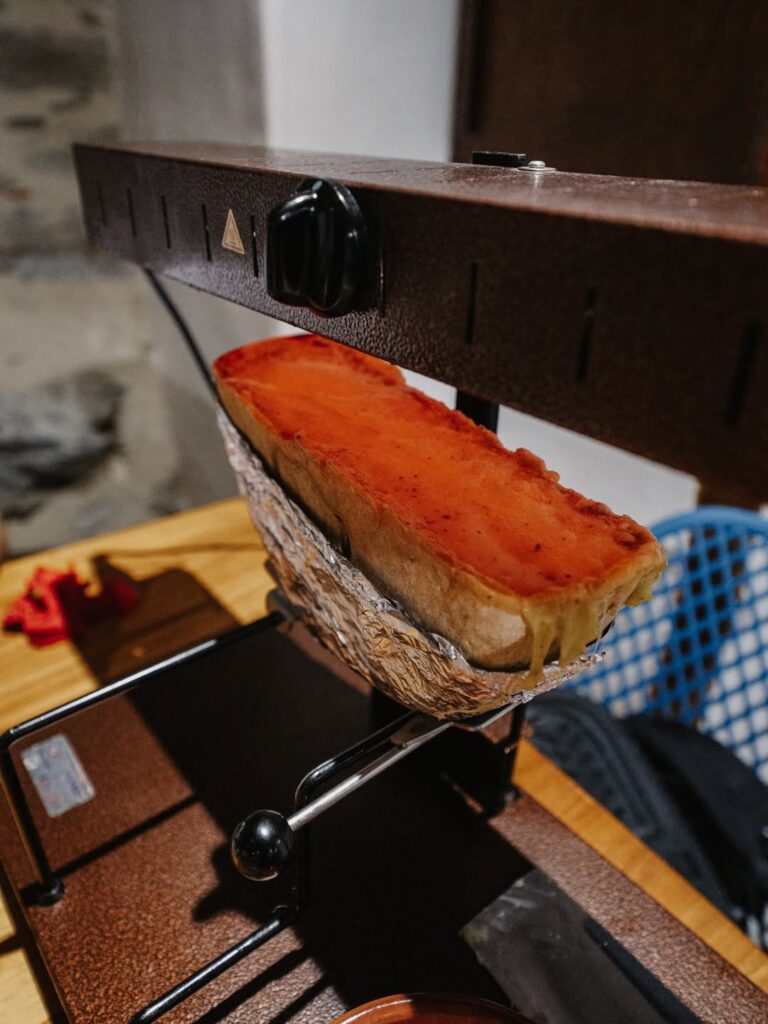 Fromage à raclette qui fond d'un restaurant de type cuisine française de montagne à Arras-en-Lavedan près de Pau