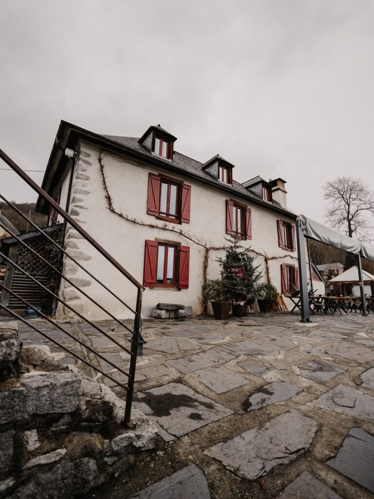 Vue extérieur d'un restaurant de type cuisine française de montagne à Arras-en-Lavedan près de Pau