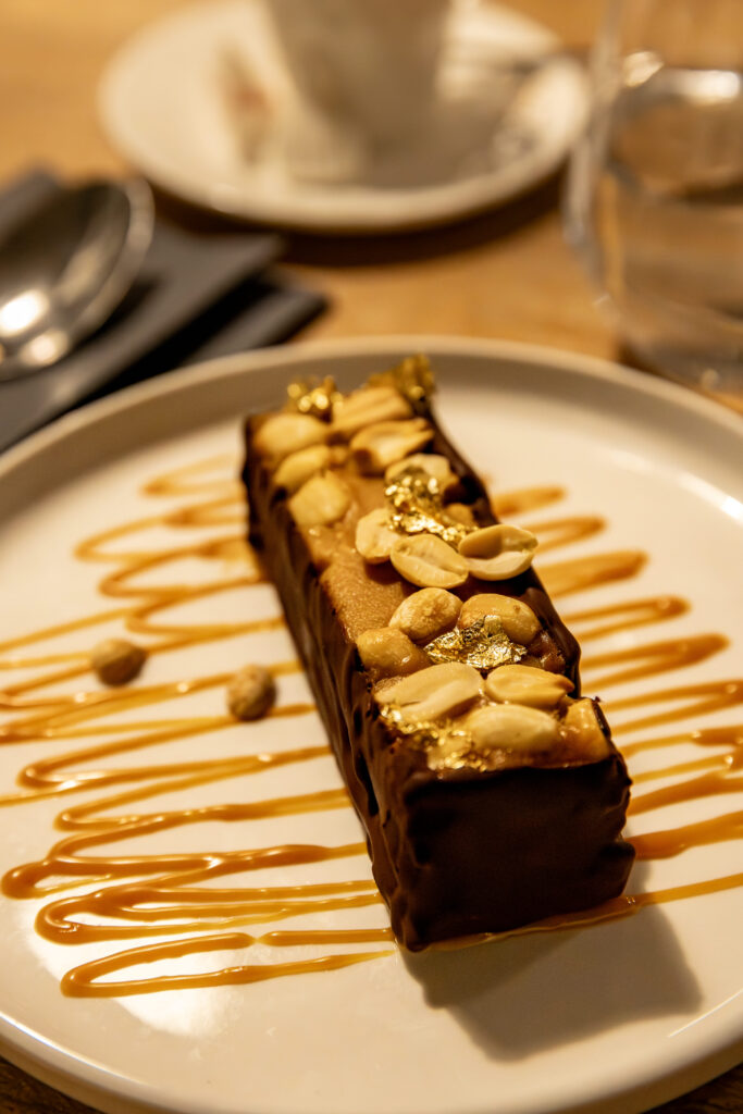 L'entremet chocolat caramel cacahuète au restaurant Le Boucan à Villeneuve-les-Béziers