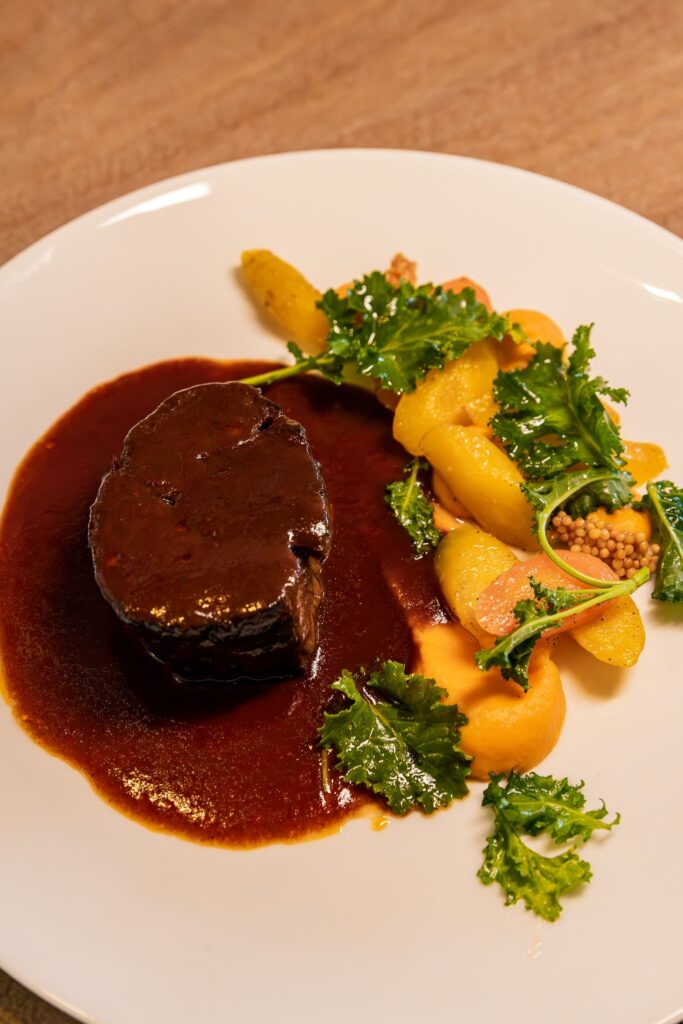 Le paleron de boeuf confit en plat du restaurant Le Patio à Béziers