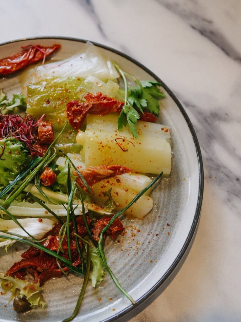 Assiette gourmande d'un restaurant de type cuisine française aux halles de Pau, près de Tarbes