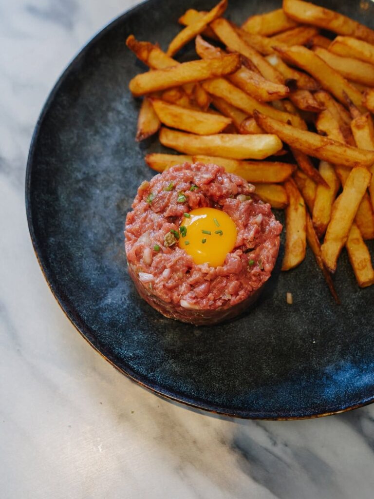 Tartare et frites maison d'un restaurant de type cuisine française aux halles de Pau, près de Tarbes