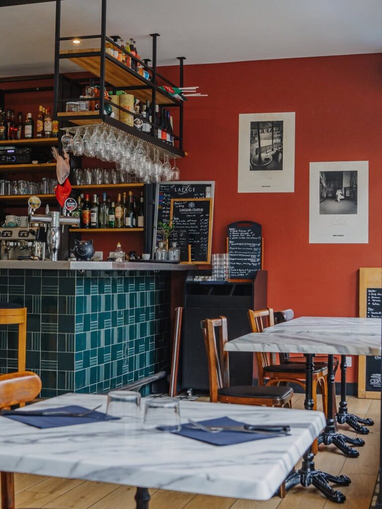 Salle intérieur d'un restaurant de type cuisine française aux halles de Pau, près de Tarbes