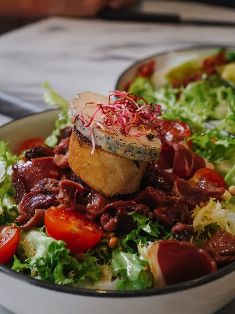 Salade du terroir d'un restaurant de type cuisine française aux halles de Pau, près de Tarbes