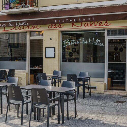 Devanture et terrasse d'un restaurant de type cuisine française aux halles de Pau, près de Tarbes