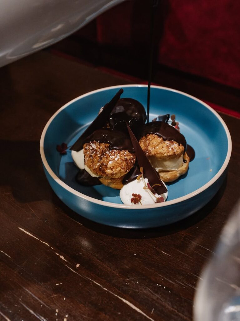 Dessert généreux d'un restaurant de type cuisine française à Tarbes, près de Pau