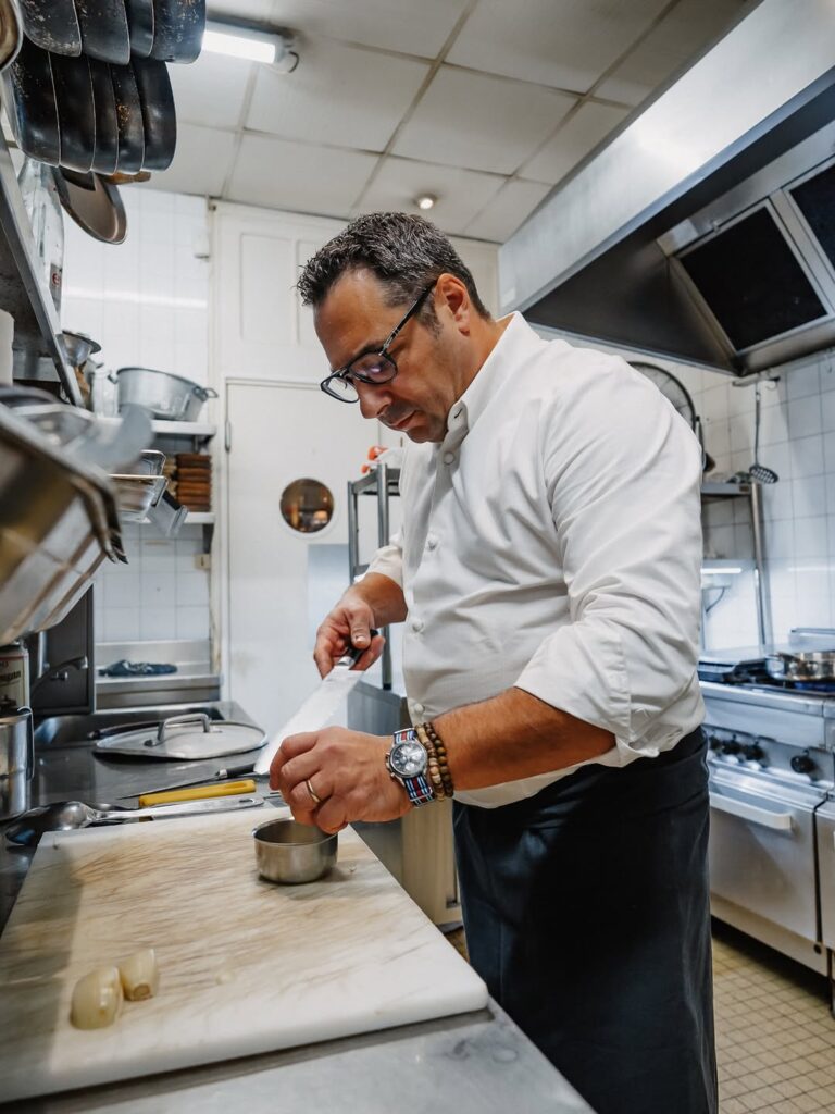 Chef en cuisine d'un restaurant de type cuisine française à Tarbes, près de Pau