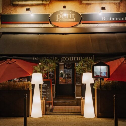 Vue de l'entrée d'un restaurant de type cuisine française à Tarbes, près de Pau