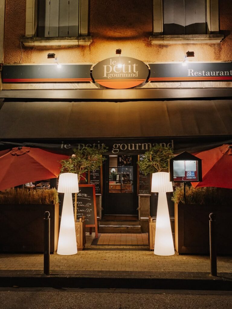 Vue de l'entrée d'un restaurant de type cuisine française à Tarbes, près de Pau