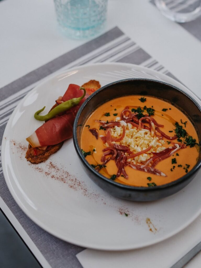 Plat de velouté de saison et charcuterie d'un restaurant de type cuisine française à Pau