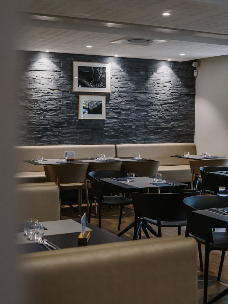 Tables élégante d'un restaurant de type cuisine française à Pau
