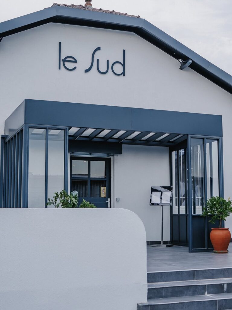 Entrée d'un restaurant de type cuisine française à Pau