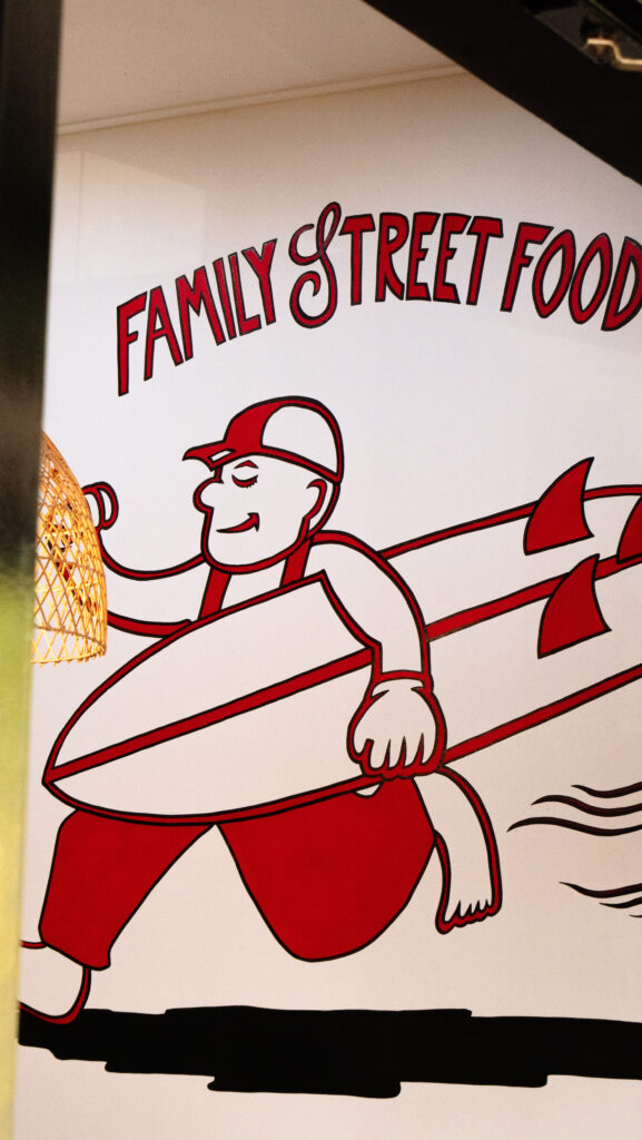 Fresque murale du restaurant Le Gabz, à La Teste-de-Buch, avec leur slogan "Family Street Food".