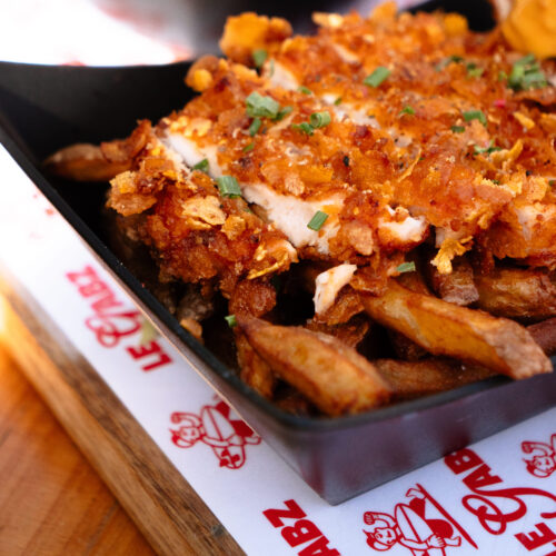 Barquette de poulet pané et frites faites mason au restaurant de street food Le Gbaz, à La Teste-de-Buch