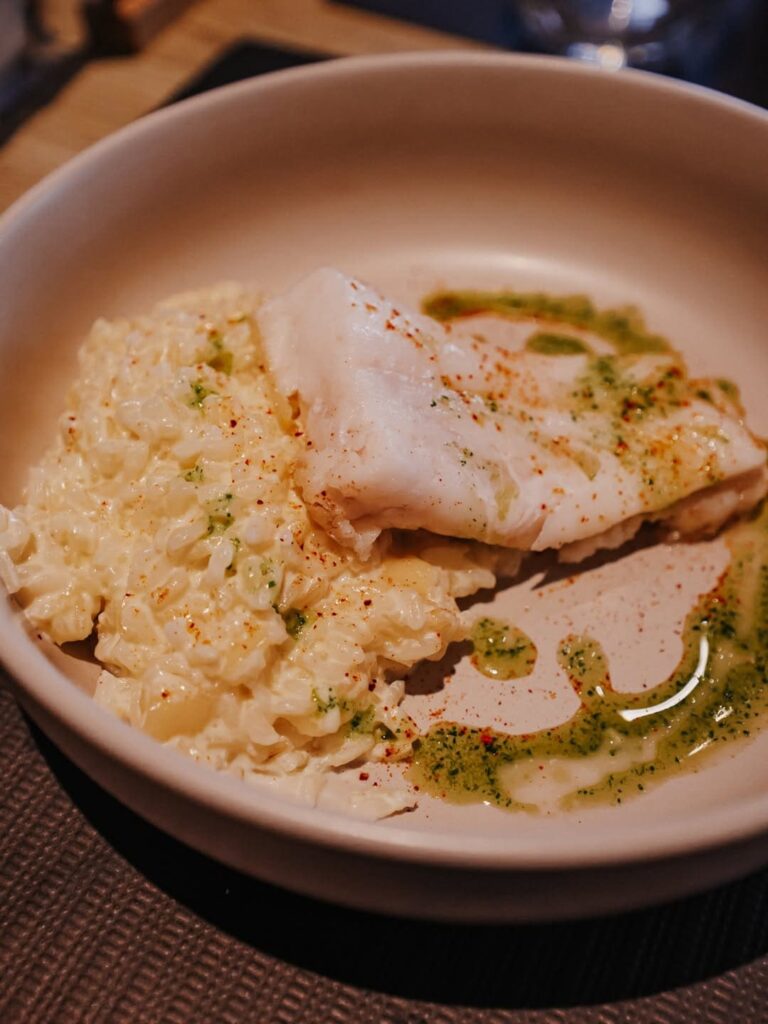 Plat copieux de risotto et poisson d'un restaurant de type cuisine française à Pau, près de Tarbes