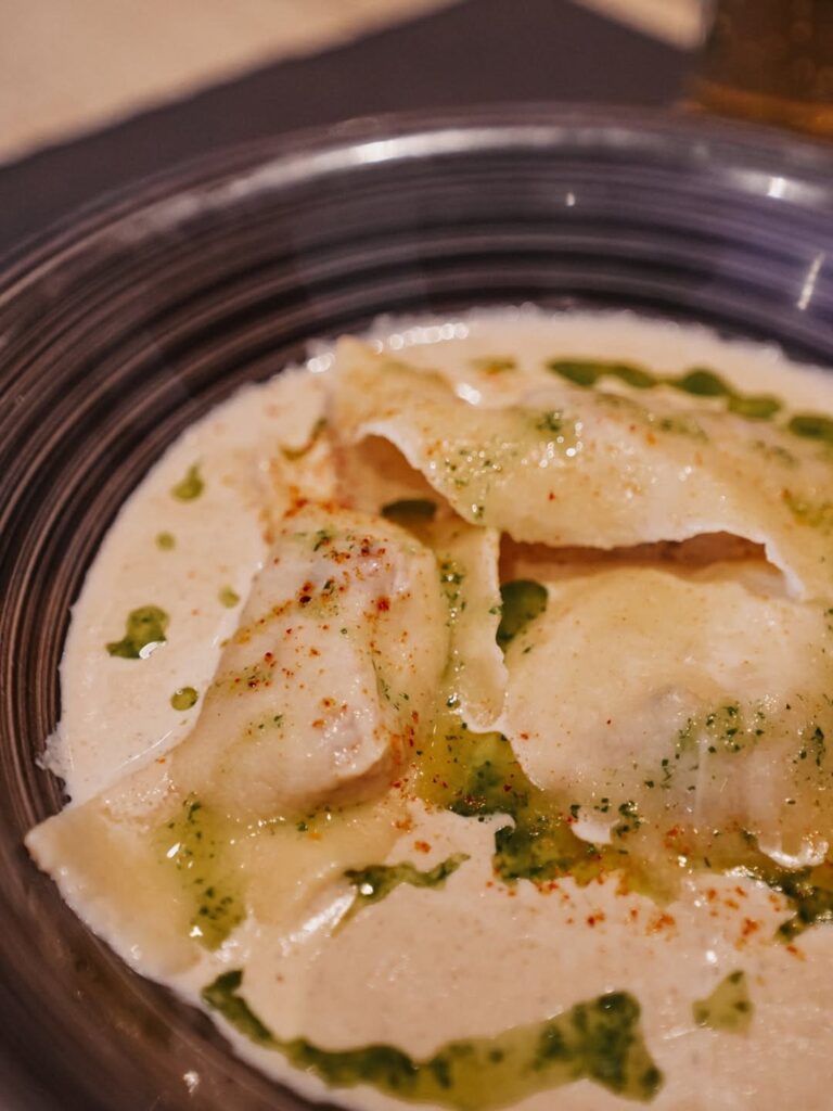 Plat de ravioles généreux d'un restaurant de type cuisine française à Pau, près de Tarbes