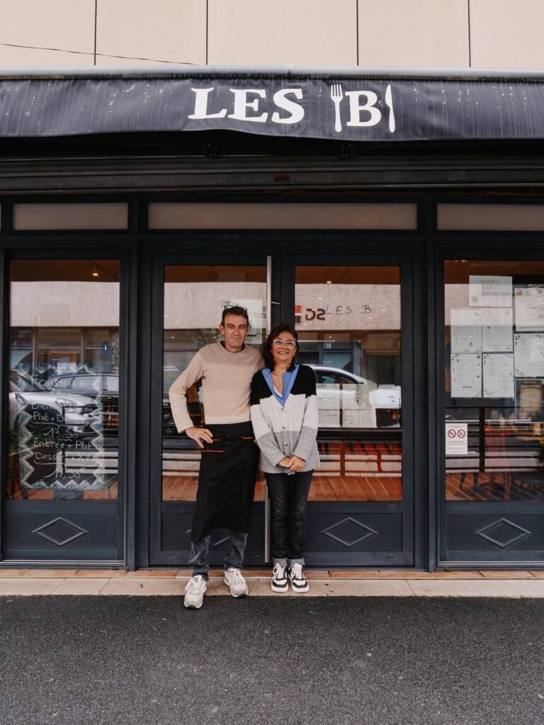 Chefs qui posent devant l'entrée d'un restaurant de type cuisine française à Pau, près de Tarbes