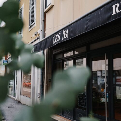 Vue de l'extérieur d'un restaurant de type cuisine française à Pau, près de Tarbes