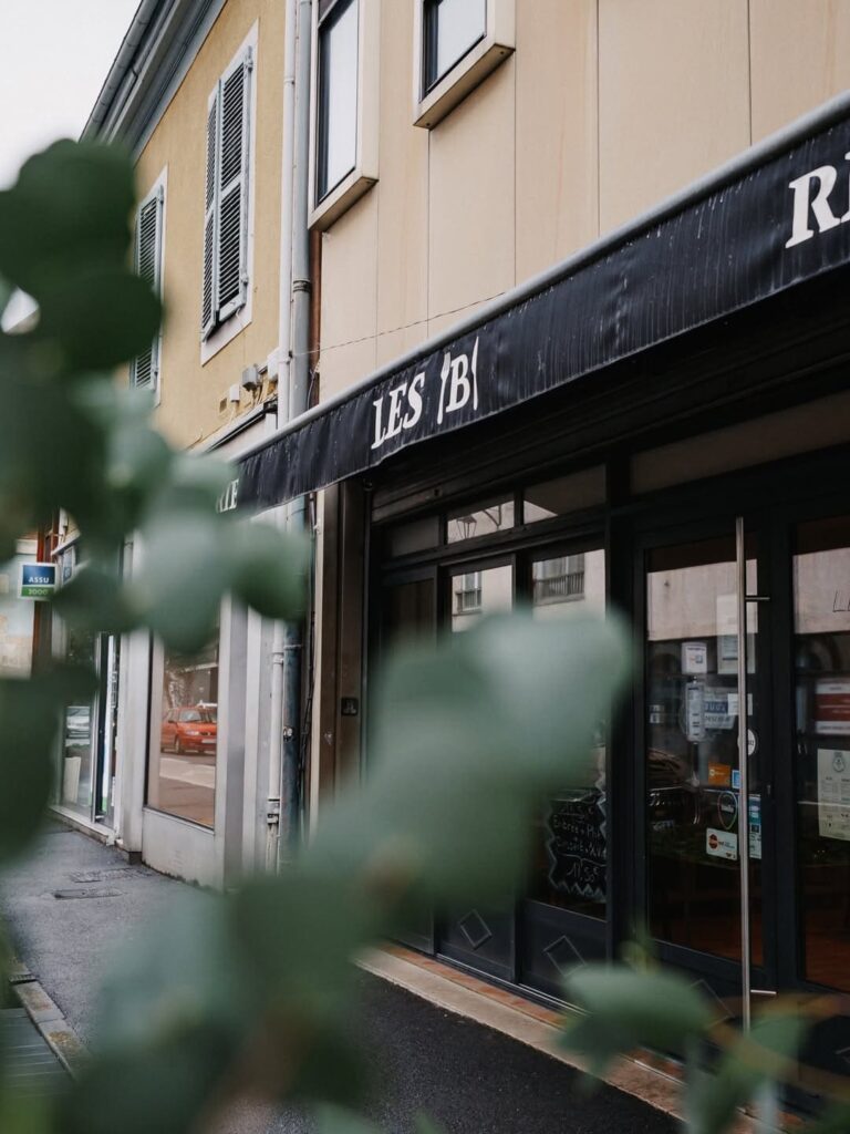 Vue de l'extérieur d'un restaurant de type cuisine française à Pau, près de Tarbes