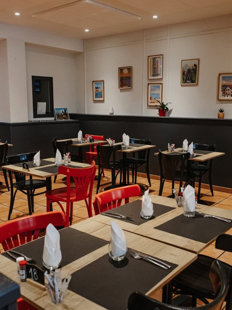 Salle à l'intérieur d'un restaurant de type cuisine française à Pau, près de Tarbes