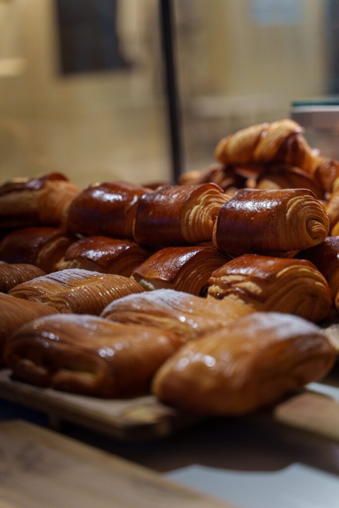 La vitrine de viennoiseries chez Les Pains du Soleil à Perpignan