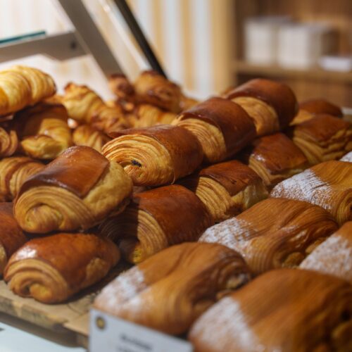 La vitrine de viennoiseries chez Les Pains du Soleil à Perpignan