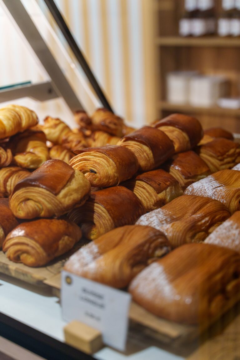 La vitrine de viennoiseries chez Les Pains du Soleil à Perpignan