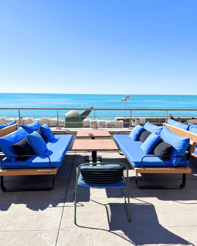 la terrasse au restaurant les bains à Biarritz