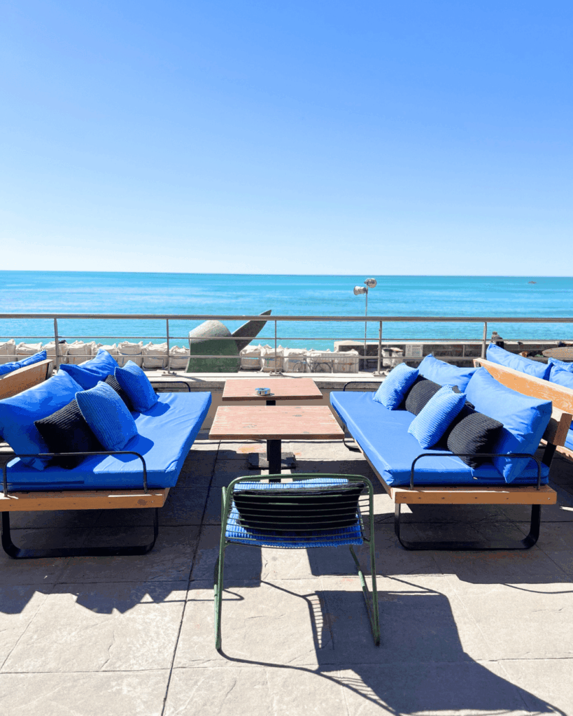 la terrasse au restaurant les bains à Biarritz