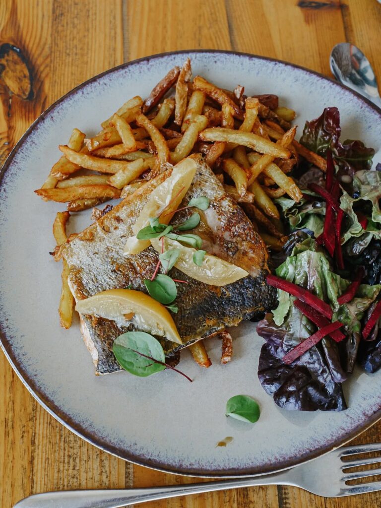 Plat de truite des Pyrénées d'un restaurant de type cuisine française à Lanne, près de Tarbes