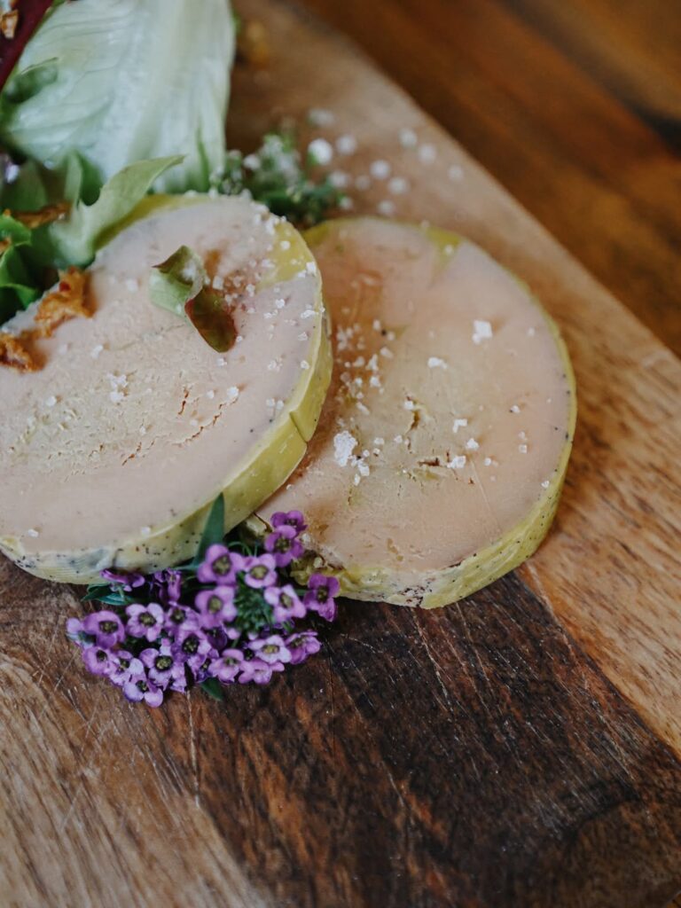 Assiette de foie gras local d'un restaurant de type cuisine française à Lanne, près de Tarbes
