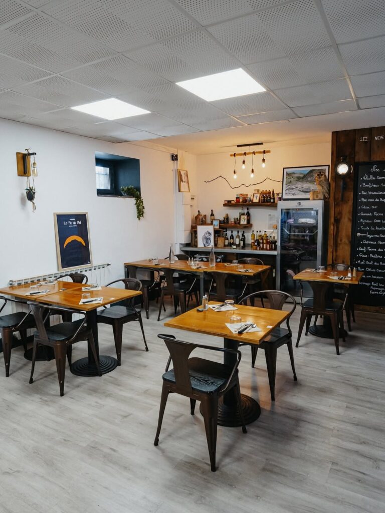 Salle intérieur confortable d'un restaurant de type cuisine française à Lanne, près de Tarbes