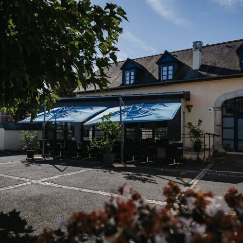 Terrasse d'un restaurant de type cuisine française à Lanne, près de Tarbes