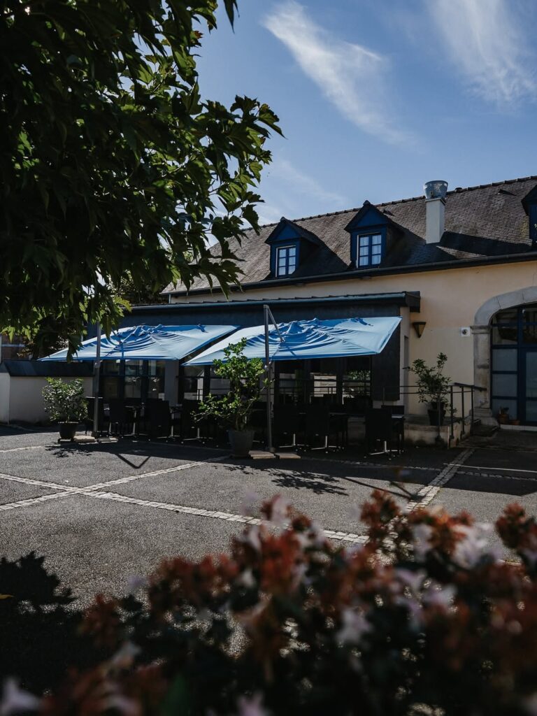 Terrasse d'un restaurant de type cuisine française à Lanne, près de Tarbes