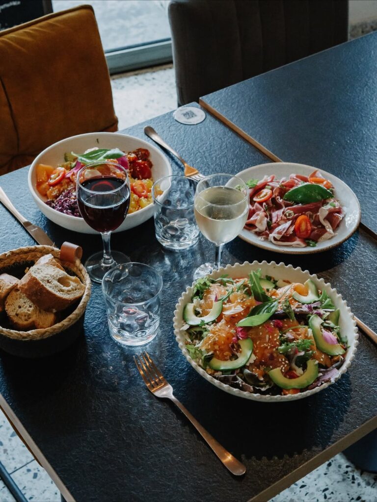 Assiettes garnies de salade d'un restaurant de type cuisine française et italienne à Tarbes, près de Pau