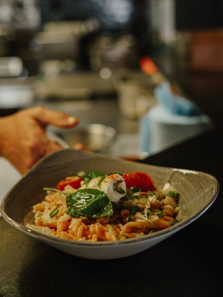 Plat de pâtes gourmand d'un restaurant de type cuisine française et italienne à Tarbes, près de Pau