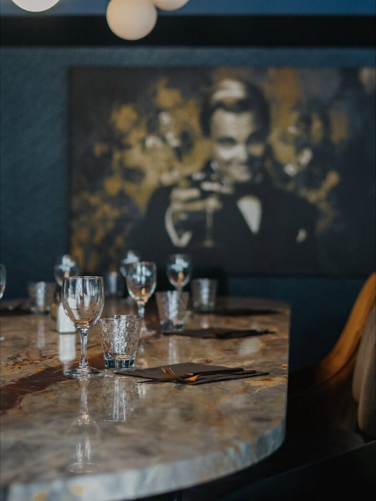 Belle table intérieur restaurant de type cuisine française et italienne à Tarbes, près de Pau