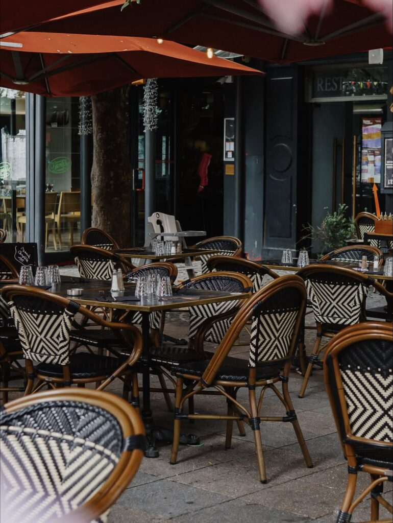 Terrasse d'un restaurant de type cuisine française à Tarbes, près de Pau