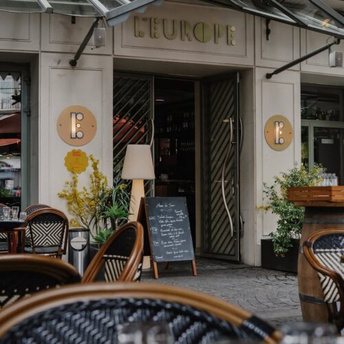 Entrée d'un restaurant de type cuisine française et italienne à Tarbes, près de Pau