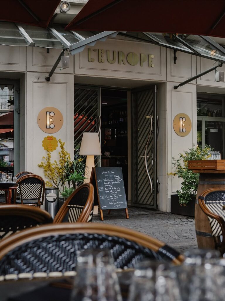 Entrée d'un restaurant de type cuisine française et italienne à Tarbes, près de Pau