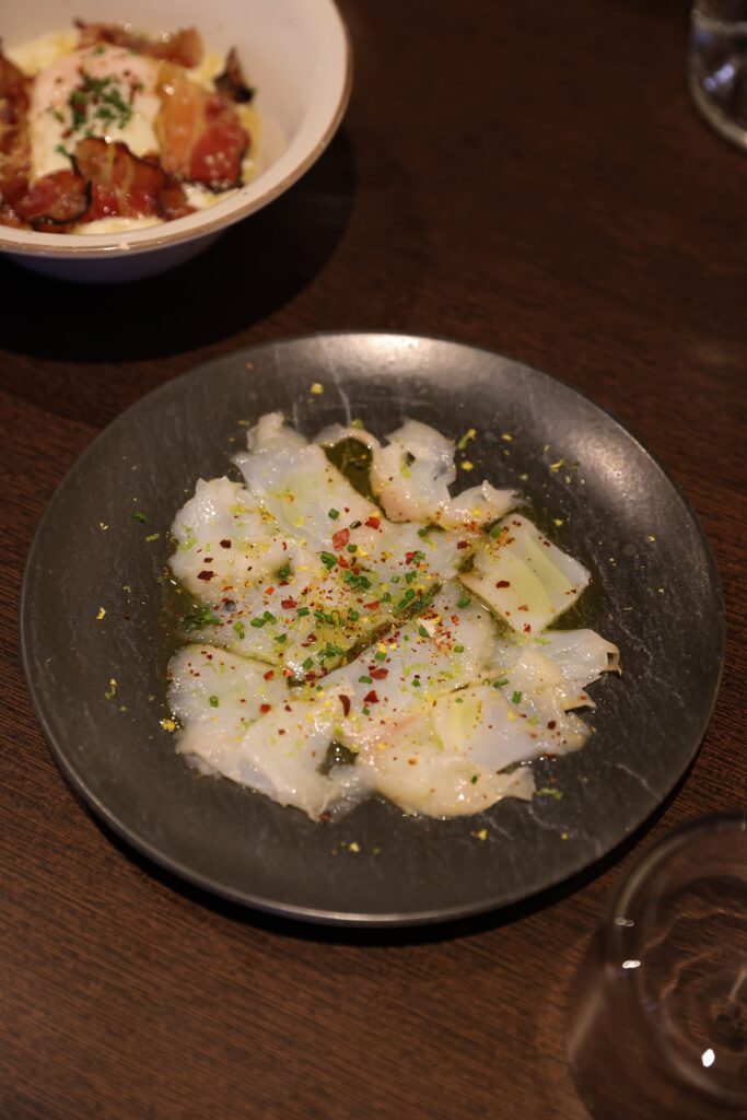 Le carpaccio de daurade en entrée chez O Belles Gambettes à Perpignan