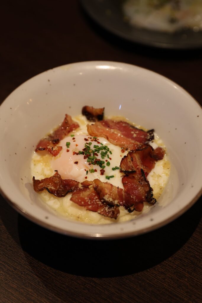 L'oeuf parfait crémeux de chou-fleur et bacon au sirop d'érable en entrée chez O Belles Gambettes à Perpignan