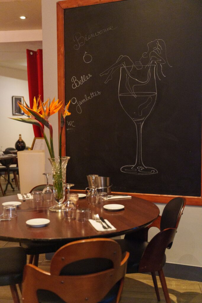Une table dressée en salle intérieur chez O Belles Gambettes à Perpignan