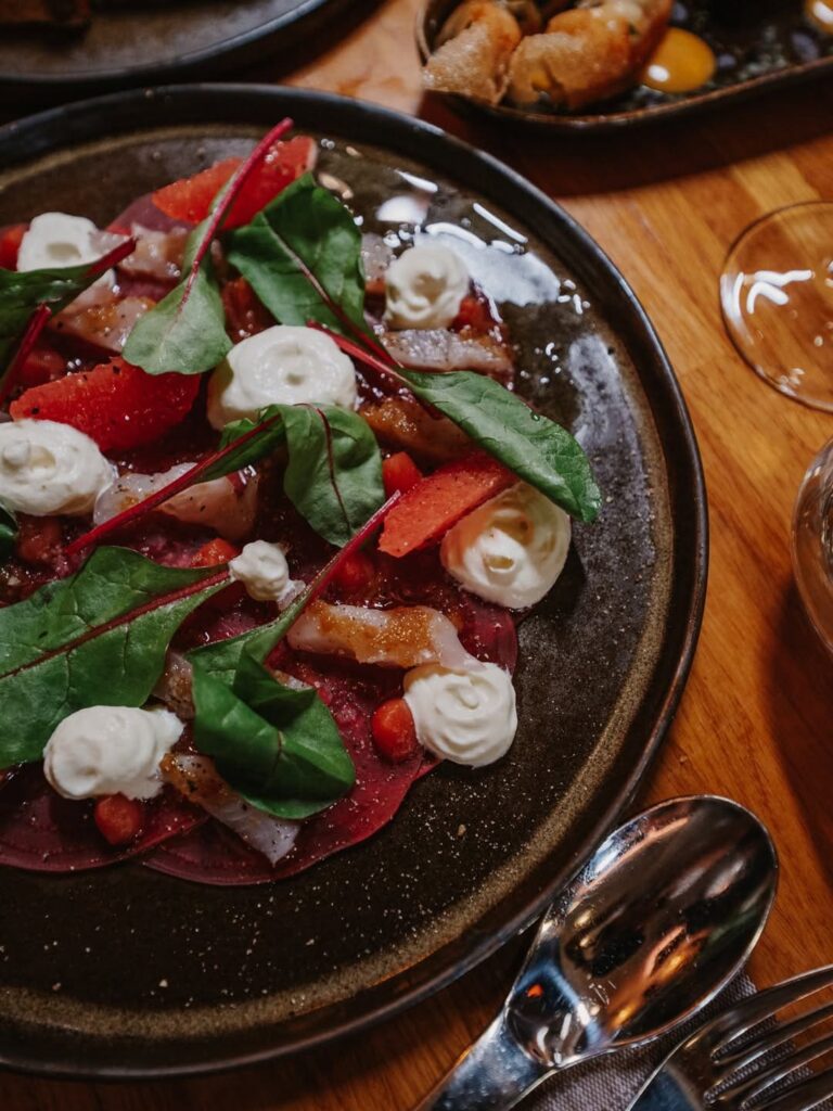 Salade fraîche et gourmande d'un restaurant de type cuisine française à Pau, près de Tarbes