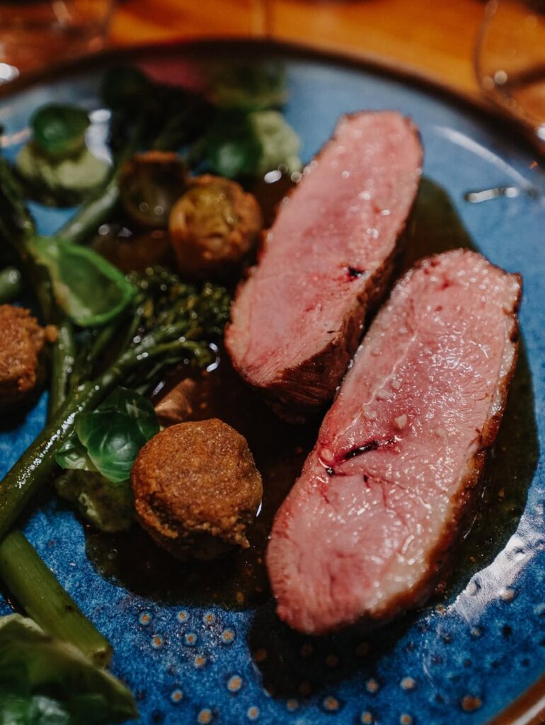 Viande rosée d'un restaurant de type cuisine française à Pau, près de Tarbes