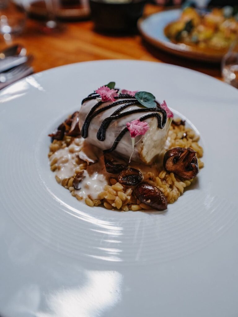 Plat de poisson soigneusement présenté d'un restaurant de type cuisine française à Pau, près de Tarbes