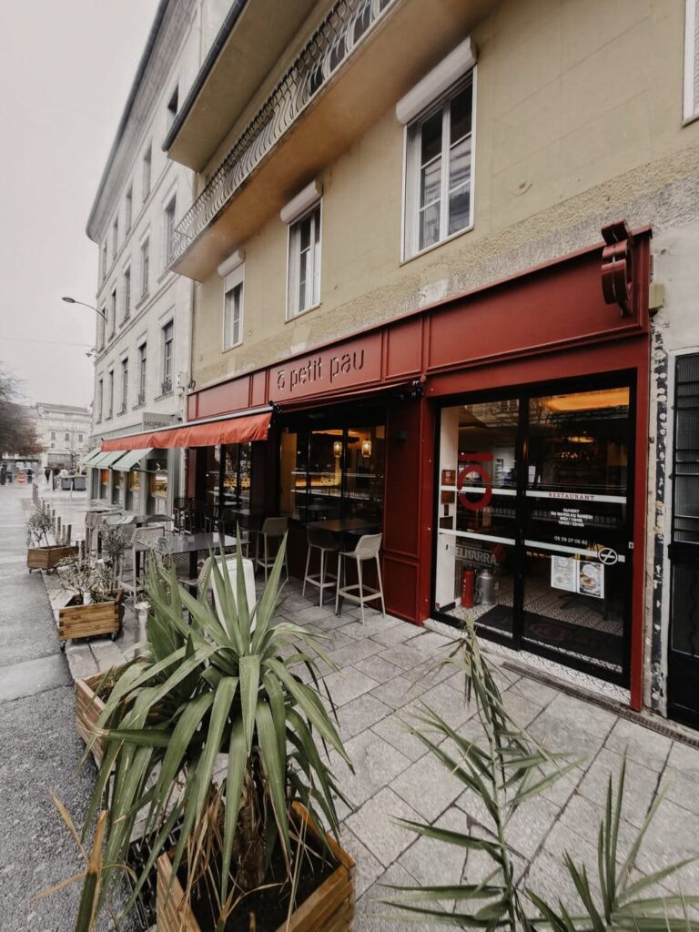 Terrasse et entrée d'un restaurant de type cuisine française à Pau, près de Tarbes